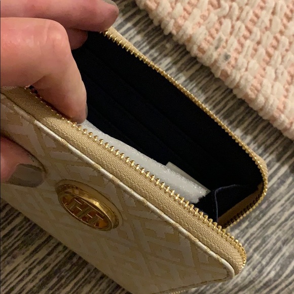 Gold zip around Tommy Hilfiger wallet  brand new - Picture 3 of 8